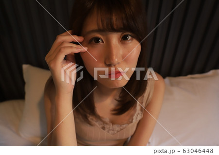 都会で一人暮らしの女子大学生の日常・部屋着。寝室でくつろぐ20代女子の素顔。 都会で一人暮らしの女子大学生の日常・部屋着。寝室でくつろぐ20代女子の素顔。 63046448