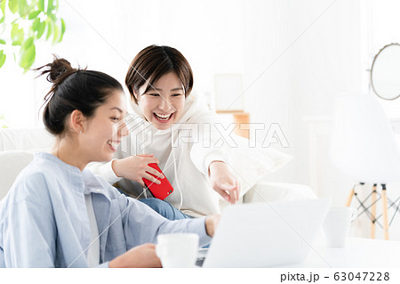 女性　ルームシェア　スマホ 63047228