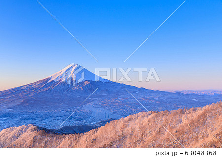 紅富士と朝焼けの絶景富士【山梨県_奇跡の絶景】 63048368