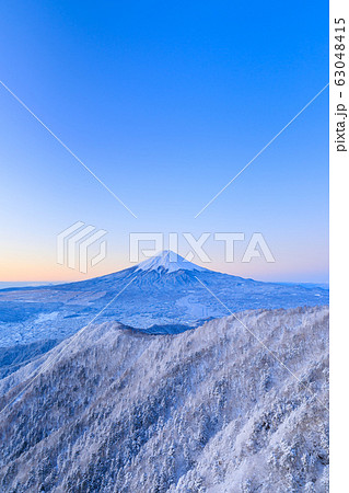 霧氷と朝焼けの絶景富士 63048415