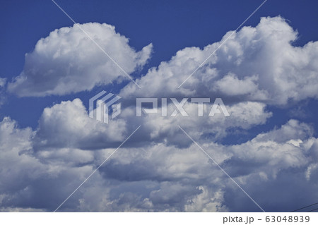わた雲浮かぶ冬の青空 わた雲浮かぶ冬の青空 63048939