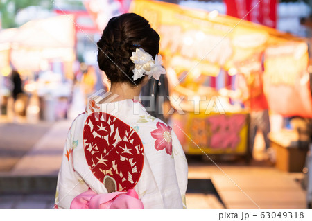 浴衣を着た女性 お祭り 後ろ姿の写真素材