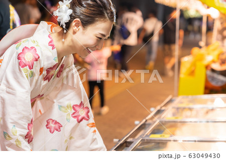 浴衣を着た女性 お祭り スマートボールの写真素材