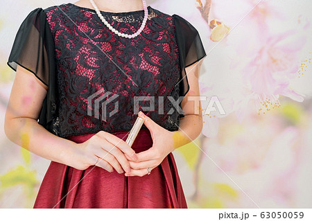 口紅を持つ女性 口紅を持つ女性 63050059
