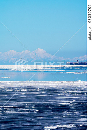 オホーツク海を埋め尽くす流氷　知床連山と能取岬　”北見市” 63050706