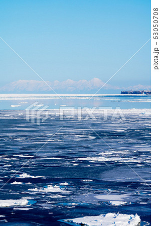 オホーツク海を埋め尽くす流氷　知床連山と能取岬　”北見市” 63050708