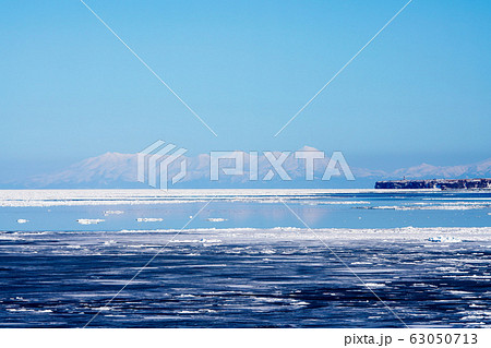 オホーツク海を埋め尽くす流氷　知床連山と能取岬　”北見市” 63050713
