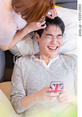 新婚夫婦 私生活 膝枕 63051965