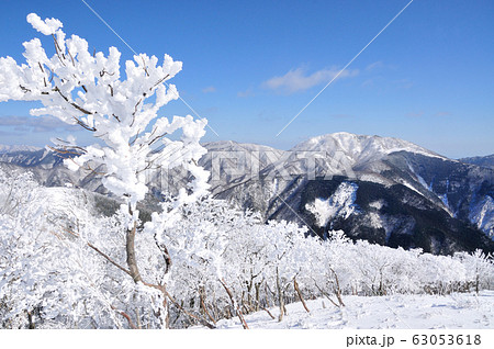冬の綿向山山頂から鈴鹿山脈を望む 冬の綿向山山頂から鈴鹿山脈を望む 63053618