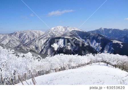 冬の綿向山山頂から鈴鹿山脈を望む 冬の綿向山山頂から鈴鹿山脈を望む 63053620