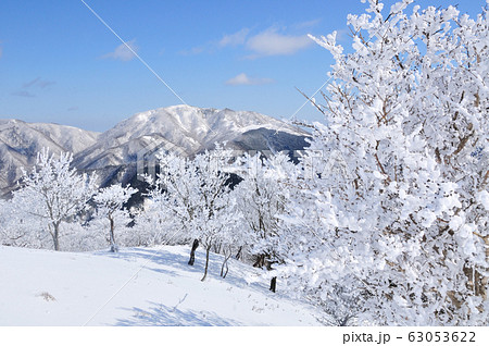 冬の綿向山山頂から鈴鹿山脈を望む 63053622