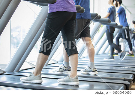 シニア　高齢者　運動　ランニングマシン　ジム　リハビリ 63054036