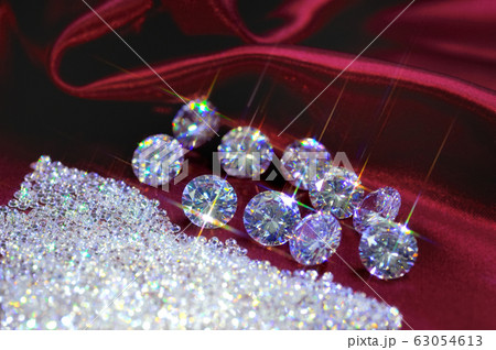 サテンとキュービックジルコニアの輝き 63054613