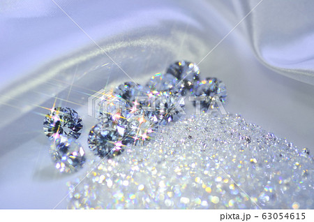 サテンとキュービックジルコニアの輝き 63054615