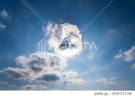 雲　獣の顔　人面　偶然　隠れた太陽 63055158