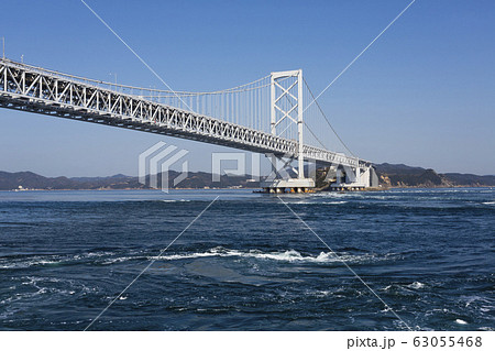 鳴門の渦潮と大鳴門橋 鳴門の渦潮と大鳴門橋 63055468