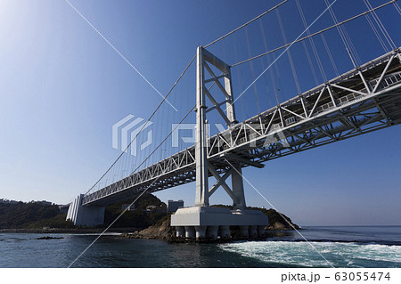 鳴門の渦潮と大鳴門橋 63055474