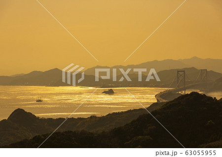 光る鳴門海峡と鳴門大橋 63055955