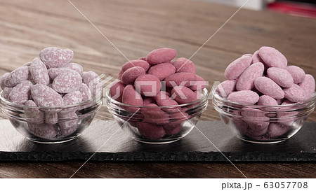 ルビーチョコでコーティングしたアマンドショコラ 63057708