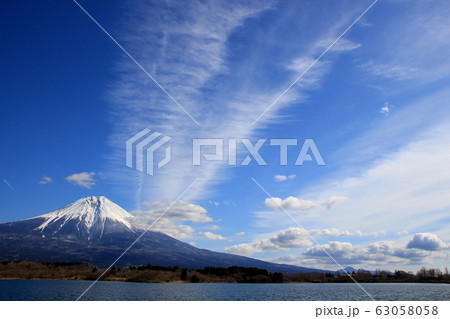 雲を放つ富士 1  (富士山） 63058058