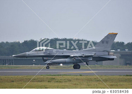三沢基地に着陸したアメリカ空軍のF-16戦闘機 三沢基地に着陸したアメリカ空軍のF-16戦闘機 63058436