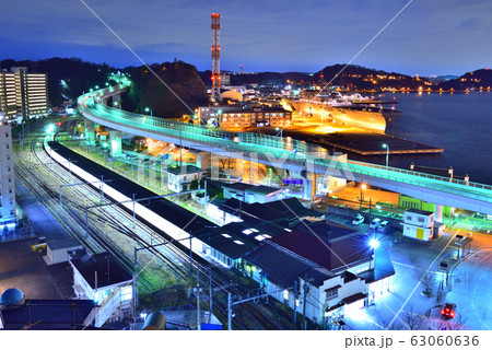 横須賀軍港と横須賀駅夜景 63060636