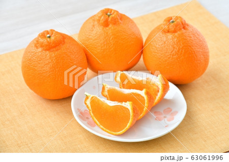 冬〜春の柑橘類、デコポン(でこぽん、不知火)。フルーツ、果実。 冬〜春の柑橘類、デコポン(でこぽん、不知火)。フルーツ、果実。 63061996