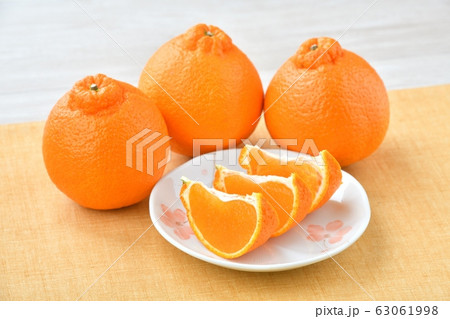 冬〜春の柑橘類、デコポン（でこぽん、不知火）。フルーツ、果実。 63061998