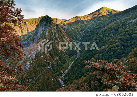巻機山・井戸尾根から見る紅葉の天狗岩と割引岳 巻機山・井戸尾根から見る紅葉の天狗岩と割引岳 63062003