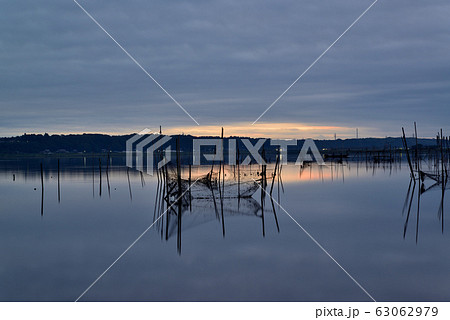 千葉県　印旛沼の日の出の風景 63062979