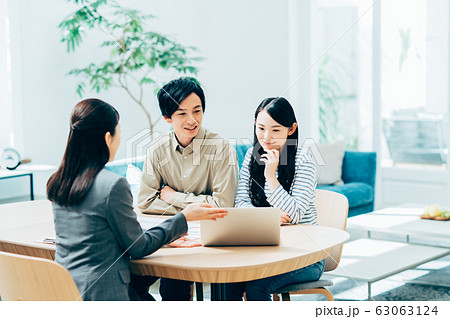若い夫婦(相談) 若い夫婦(相談) 63063124