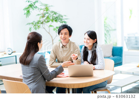 若い夫婦（相談） 63063132