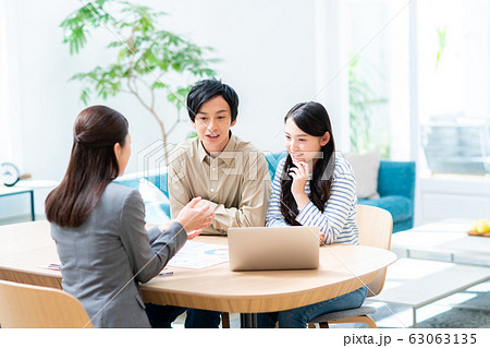 若い夫婦（相談） 63063135