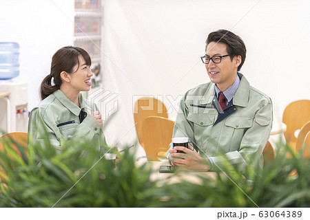 エンジニア　休憩　談話　雑談　会話 63064389