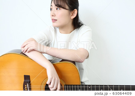 アコースティックギターと女性イメージ 63064409