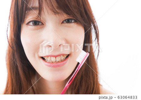 歯列矯正をする若い女性 63064833