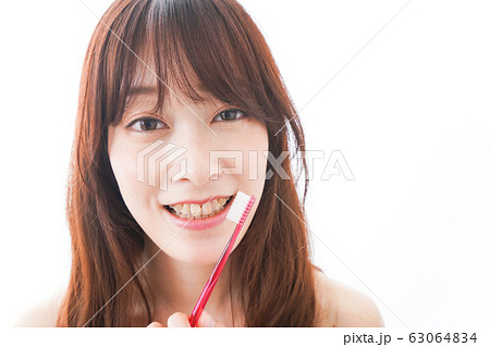 歯列矯正をする若い女性 63064834