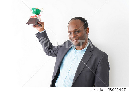 トロフィーをもらう黒人のビジネスマン 63065407