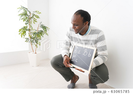 英会話の指導をするネイティブ教師 63065785