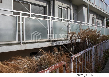 人が住まなくなった老朽化したアパート 63066666