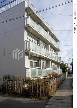 人が住まなくなった老朽化したアパート 63066667