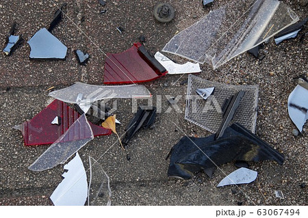 交通事故現場のプラスチックの破片の写真素材