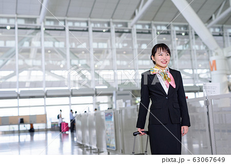 空港のフライトアテンダント 63067649
