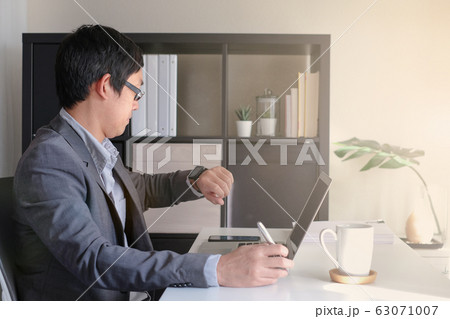 Smart youngadult 40s asian man with eye glasses 63071007