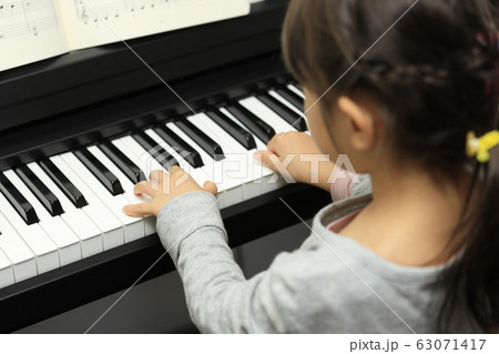 ピアノを弾く幼児(5歳児) 63071417