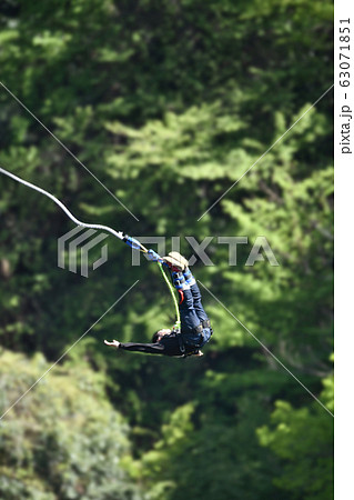 バンジージャンプをする男性の写真素材