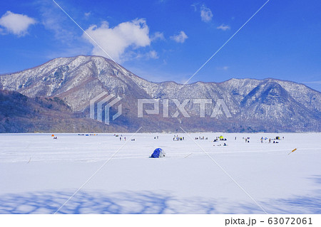 赤城大沼の氷上穴釣り１ 63072061