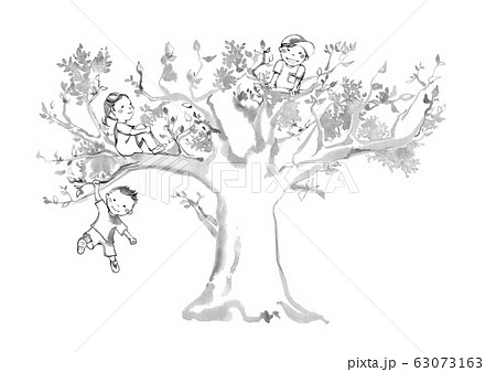 大きな木と子ども3人 やんちゃ坊主 線描のイラスト素材
