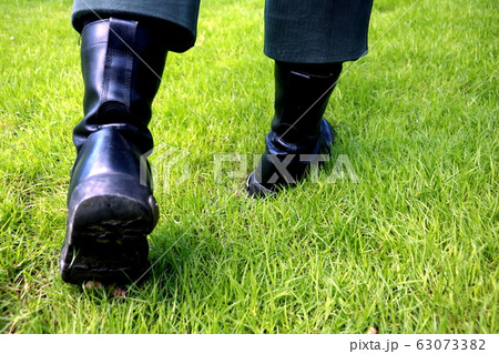 Body part a man walking.He walking on grass background.He wear black shoes.going,move on,fright,develop,Grow up. 63073382