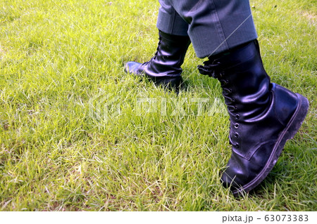 Body part a man walking.He walking on grass background.He wear black shoes.going,move on,fright,develop,Grow up. 63073383